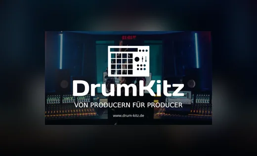Kanalgrafik DrumKitz „von Producern für Producer“ vor einem Studioaufbau