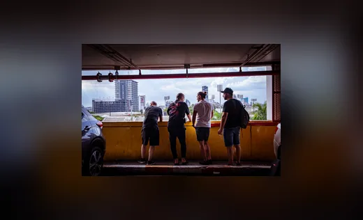 Besucher an einer Aussichtsbrüstung über der Stadt