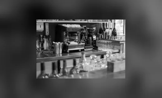 Barbereich eines Restaurants in Schwarzweiß