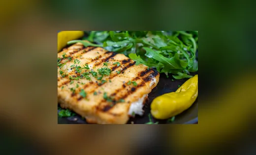 Gegrilltes Fleisch mit Rucola und Peperoni