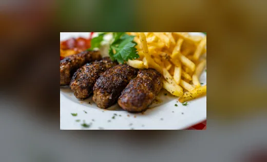 Köfte mit Pommes auf weißem Teller