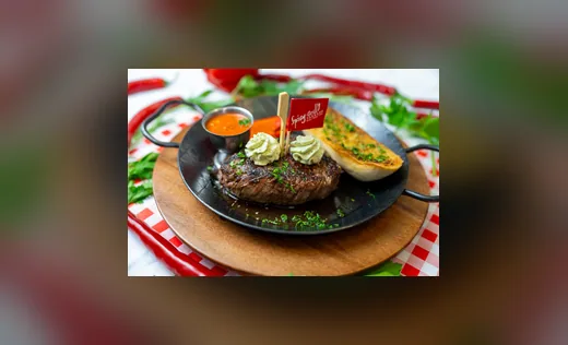 Steak mit Kräuterbutter auf einem Holzteller