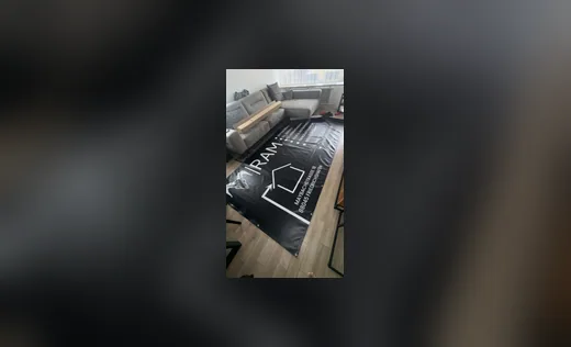 Werbebanner von RAM mit Anschrift, vor der Montage ausgelegt