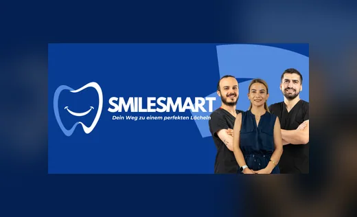 Teambanner SMILESMART mit drei Mitarbeitenden neben der Wortbildmarke